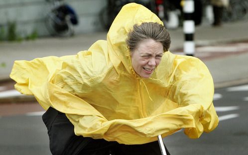 De Britse meteorologische dienst heeft voor zondag een weeralarm afkondigd voor grote delen van Engeland. De Britse KNMI verwacht storm met windsnelheden tot bijna 130 kilometer uur en ook plaatselijke sneeuwval. Vooral Devon en Cornwall moeten zich opmak