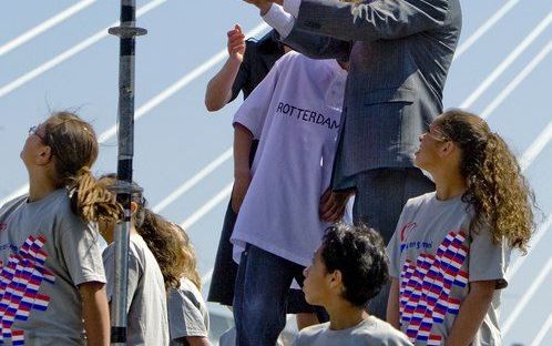 Minister-president Balkenende heeft maandag in Rotterdam bij de Erasmusbrug het Bevrijdingsvuur ontstoken. Foto ANP