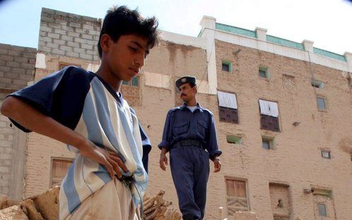 SAYON - Bewoners kijken verslagen naar hun verwoeste huis in Sayon. Foto EPA