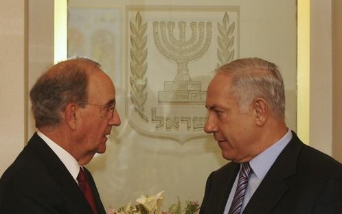 De Israëlische premier Netanyahu (r.) ontmoet de Amerikaanse speciale gezant voor het Midden-Oosten, Mitchell, juli 2009. De VS moeten geen tijd verdoen met Hamas, stellen Ross en Makovsky in een pas verschenen boek. - Foto EPA