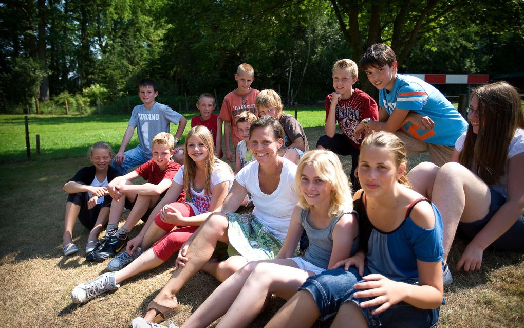 Antje Kingma (m.) te midden van groep 8 van de plaatselijke basisschool, waarmee ze als overblijfmoeder een partijtje voetbalt. Foto RD, Henk Visscher