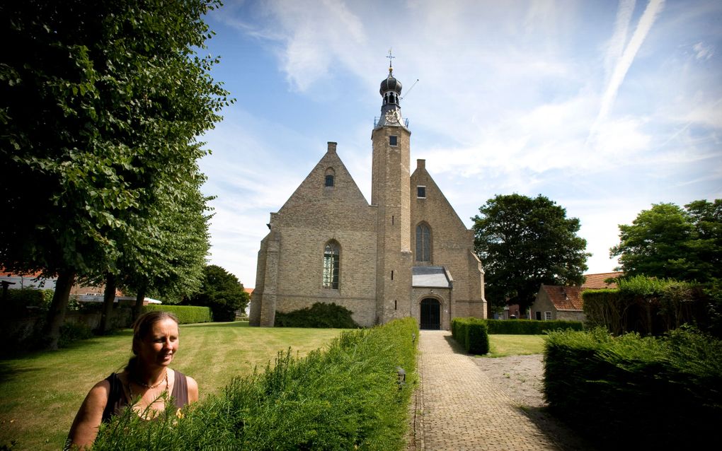 Tera van Holland-Barth bij de kerk van de protestantse gemeente Zuidwesthoek in Cadzand. Foto RD, Henk Visscher