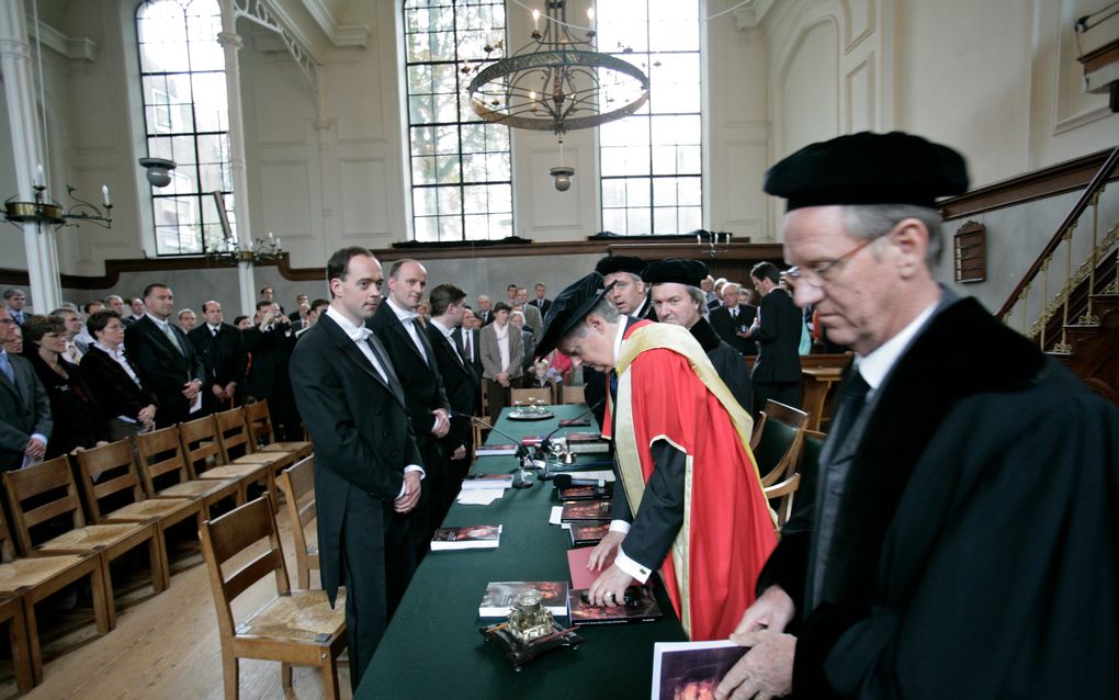 Op de foto: Dr. H. van den Belt promoveert in Leiden bij prof. dr. A. van de Beek (mei 2006) foto RD, Sjaak Verboom