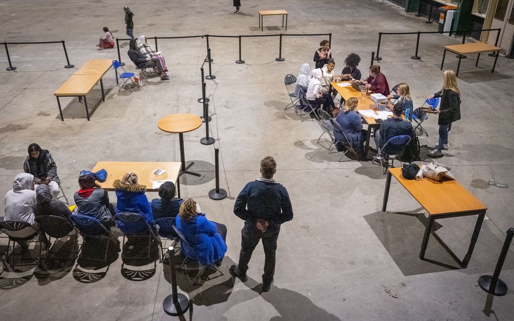 Asielzoekers in een noodopvanglocatie in een congrescentrum. beeld ANP, Jilmer Postma