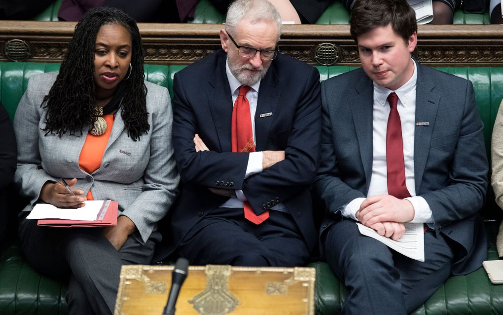 Dan Carden (r.) naast Labour-leider Jeremy Corbyn. beeld AFP