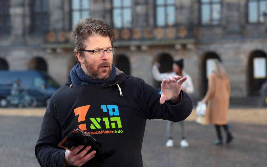 Asaf Pelled, veldwerker bij CWI, aan het evangeliseren op de Dam. beeld Eran Oppenheimer