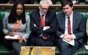 Dan Carden (r.) naast Labour-leider Jeremy Corbyn. beeld AFP