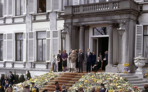 Het bordes van Paleis Soestdijk was jarenlang dÃ© ontmoetingsplek van Nederlanders en de koninklijke familie. Foto ANP