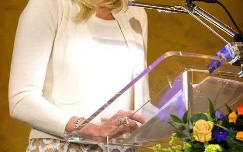 DEN HAAG - Prinses Maxima reikt de Appeltjes van Oranje 2008 uit. De prijzen worden door het Oranje Fonds toegekend aan bijzondere projecten die als doel hebben structurele ontmoetingen tussen verschillende groepen in de samenleving te bevorderen. Foto AN