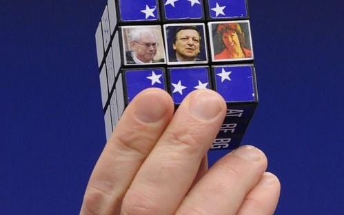 Barroso gaf bij zijn uitspraak een echte Rubiks kubus als souvenir aan de Zweedse premier Fredrik Reinfeldt. Foto EPA