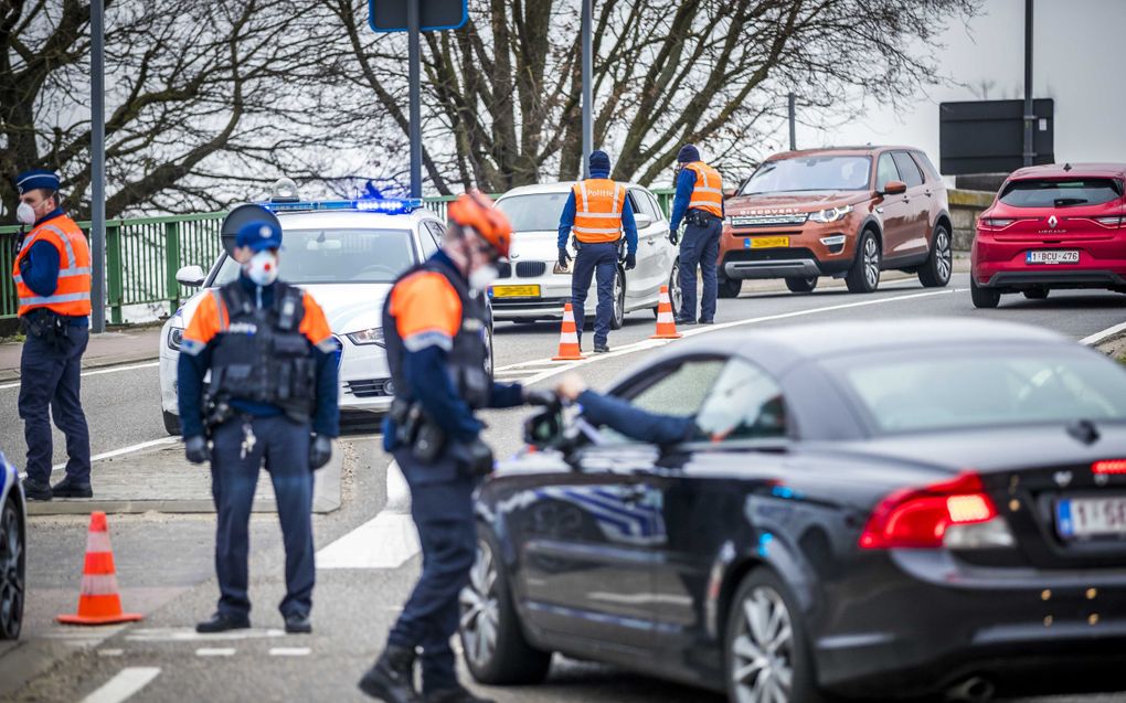 Vlaamse politie houdt Nederlandse automobilisten aan bij de Belgische grens. Nederlanders steken de grens over om bijvoorbeeld goedkoop te tanken. Wegens de strenge regels in Belgie rondom het coronavirus, wordt het oversteken van de grens nu beboet. beel