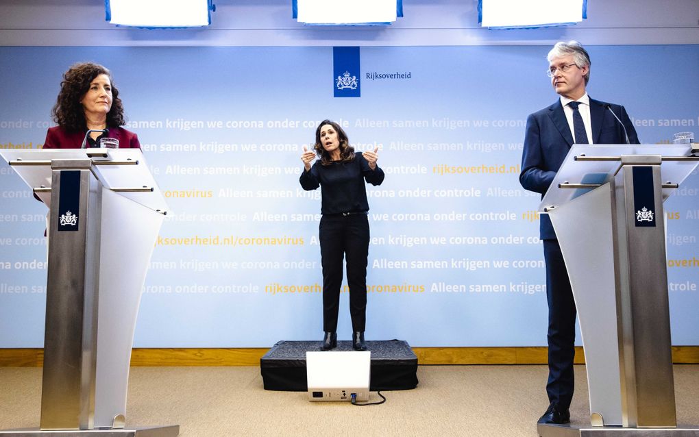 Ingrid van Engelshoven, demissionair minister van Onderwijs, Cultuur en Wetenschap, en Arie Slob, demissionair minister voor Basis- en Voortgezet Onderwijs en Media, tijdens een persconferentie over een deltaplan voor het onderwijs. Het demissionair kabinet presenteert een nationaal programma tegen achterstanden in het onderwijs. beeld ANP, SEM VAN DER WAL