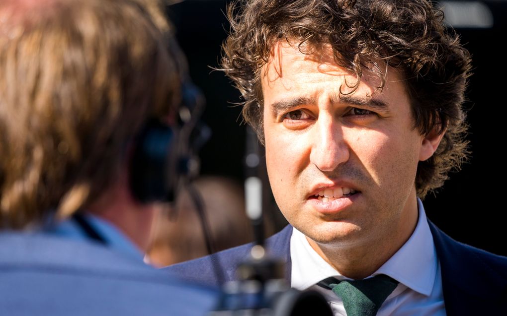 Jesse Klaver (GroenLinks) staat de pers te woord. beeld ANP, Lex van Lieshout