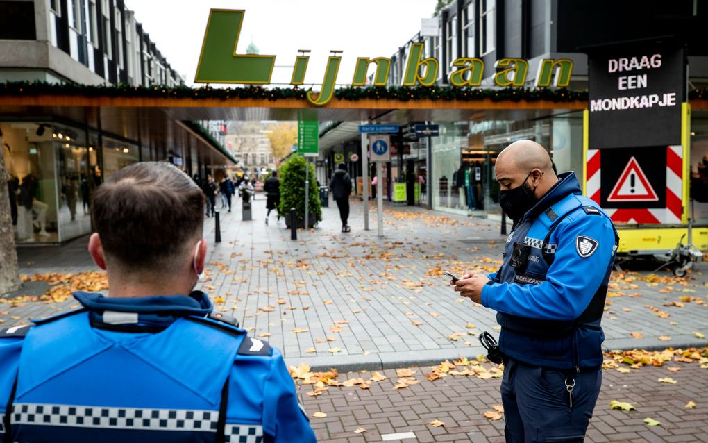 Buitengewoon opsporingsambtenaars (BOA) houden toezicht in het centrum van Rotterdam. Politie en BOA’s handhaven strenger en sneller op de aangescherpte coronamaatregelen. beeld ANP, Sem van der Wal