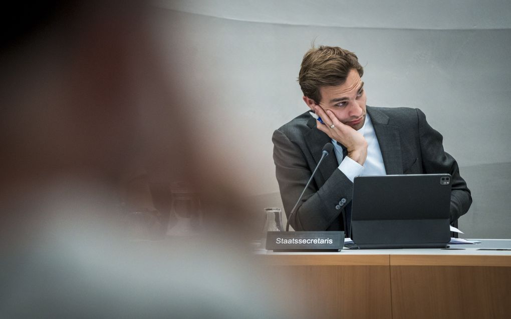 Maarten van Ooijen, staatssecretaris van Volksgezondheid, Welzijn en Sport, tijdens het commissiedebat over Jeugdbeleid.
beeld ANP, Lex van Lieshout