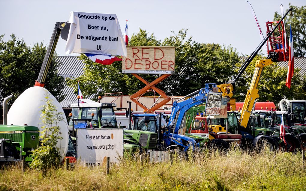 Boeren organiseren in samenspraak met de organisatie van de wielerwedstrijd Vuelta a Espa–a een protestactie langs het parcours. Protestgroep Agractie staat met tractoren, spandoeken en omgekeerde Nederlandse vlaggen in de weilanden langs de Nederlandse route van de wedstrijd om aandacht te vragen voor het stikstofbeleid van de overheid. beeld ANP, Koen van Weel