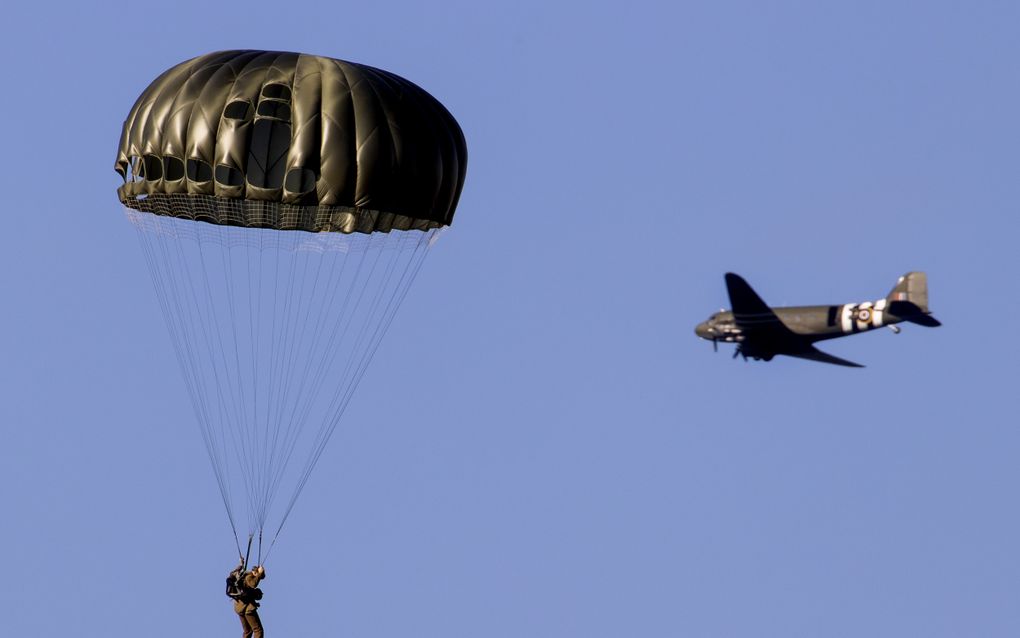 Parachutisten tijdens een parachute sprong uit een Dakota die is ingezet tijdens operatie Market Garden. Op de Ginkelse Heide worden de strijders herdacht die daar in 1944 voor vrijheid vochten. beeld ANP, Koen van Weel