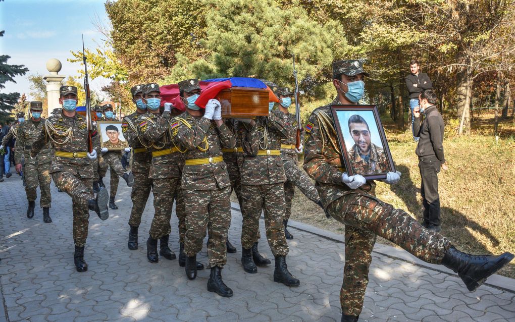 Armeense soldaten dragen een doodskist van een gevallen soldaat tijdens een begrafenis in de Armeense hoofdstad Jerevan. beeld AFP, Karen Minasyan