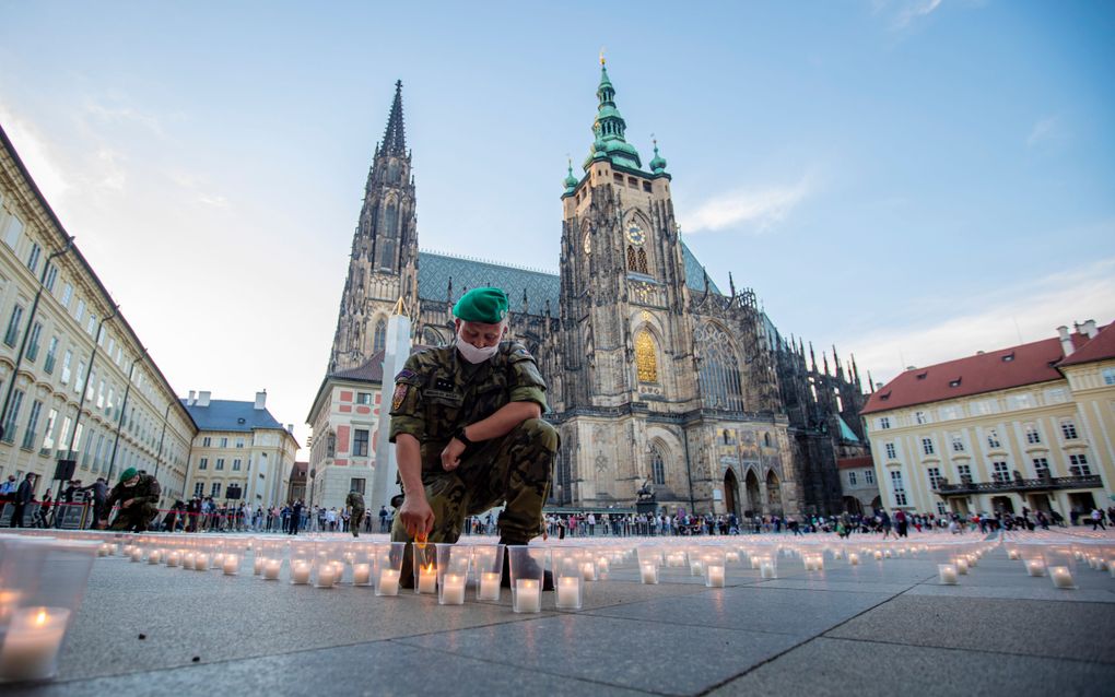 Bijna 30.000 kaarsjes voor de bijna 30.000 slachtoffers van corona in Tsjechië worden ontstoken op een binnenplaats van de Praagse Burcht in Praag. beeld EPA, Martin Divisek