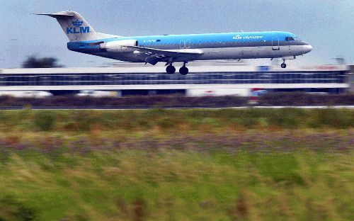 SCHIPHOL - Een KLM-toestel landt op de Polderbaan van Schiphol. Directeur Cerfontaine van de luchthaven wil dat het luchtruim boven Nederland opnieuw wordt ingericht. Zijn ideeÃ«n leidden tot gemengde reacties. - Foto ANP