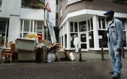 „De bezuinigingsmaatregelen treffen de meest kwetsbaren in de samenleving onevenredig hard, terwijl de hogere inkomens relatief worden ontzien.” Foto: er werd maandag, uit protest, nauwelijks vuilnis opgehaald in Amsterdam. Foto ANP