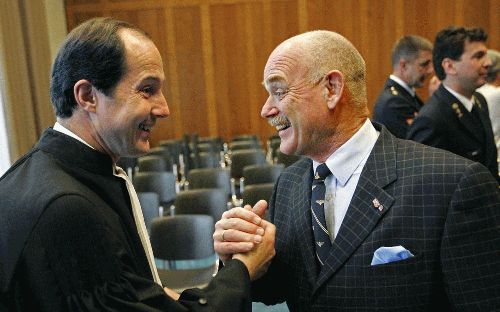 ARNHEM â€“ Nadat de militaire kamer van de Arnhemse rechtbank marinier Eric O. heeft vrijgesproken, feliciteren zijn advocaat mr. G. J. Knoops (l.) en de oud commandant van het Korps Mariniers generaal majoor bd. Prins elkaar. Foto ANP