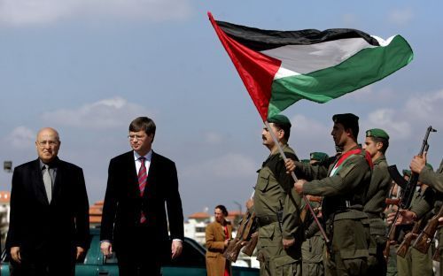 RAMALLAH â€“ Premier Balkenende inspecteerde maandag in Ramallah samen met de Palestijnse vice president de erewacht. Voorafgaand aan het gesprek met de Palestijnse president Mahmud Abbas werd namens Balkenende een krans gelegd bij het graf van Yasser Ara