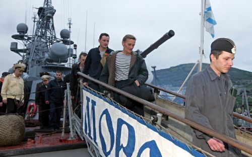 PALERMO - Een motorboot van de Italiaanse kustwacht bij Palermo (SiciliÃ«) zocht zondag naar overlevenden van de ramp met het Tunesische vliegtuig met 39 mensen aan boord. Het toestel maakte zaterdag een noodlanding op zee. - Foto EPA