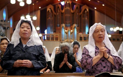 NAGASAKI â€“ Japanse vrouwen woonden maandagavond in Nagasaki een dienst bij waarin de atoomaanval van zestig jaar geleden op de stad werd herdacht. Foto EPA