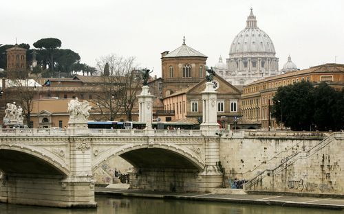 ROME â€“ Zicht op Rome. Reisgidsen voor de stad zijn binnenkort overbodig. Met een laptop of een zogeheten smartphone kan de toerist ter plekke elektronisch informatie verkrijgen over monumenten. „Het is dus mogelijk voor het museum van Villa Borghese te 