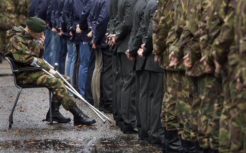 ASSEN/DEN HAAG – Minister Kamp van Defensie reikte maandag in Assen een draaginsigne uit aan militairen van Dutchbat III, die in juli 1995 de val van de Bosnische enclave Srebrenica meemaakten. Zo’n 500 militairen woonden de plechtigheid bij. In Den Haag 