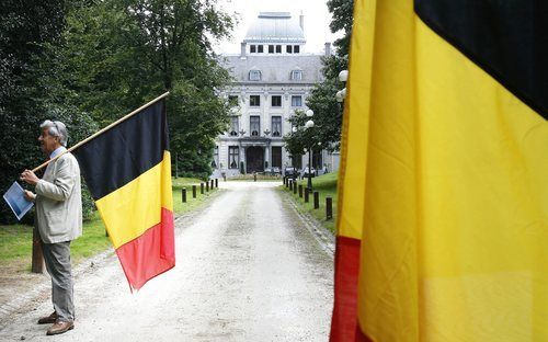 In België geven vlaggen dezer dagen de politieke standpunten weer. De Walen laten de nationale driekleur uitbundig wapperen, om hun solidariteit met de Belgische federatie te betuigen. De Vlamingen, die meer autonomie voor hun regio eisen, laten het dundo