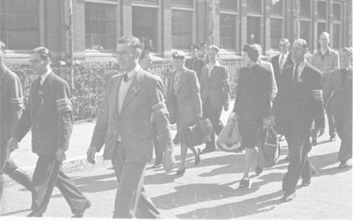 Haarlem 1945: gevangengenomen ‘moffenmeiden’ worden in  optocht meegevoerd. beeld Beeldbank WO2 – NIOD