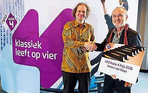 Jeroen van Veen (l.) krijgt de NPO Radio 4 Prijs uit handen van componist Jacob ter Veldhuis. Beeld NPO, Marten van Dijl