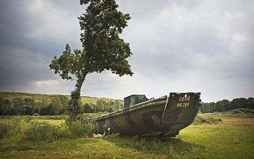 De genieboot achter de vuilnisbelt bij Barneveld vormt samen met een kromme, solitaire eik een raadselachtig stilleven. Foto RD, Henk Visscher