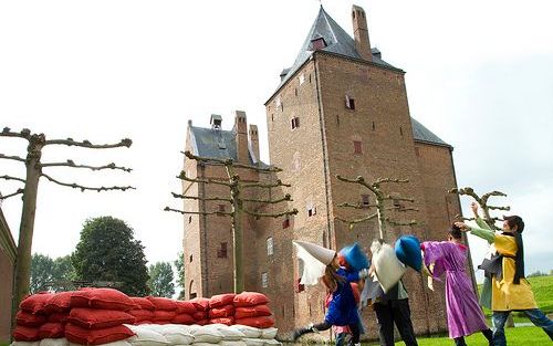 Jonkvrouwen en ridders bij slot Loevestein foto Flickr