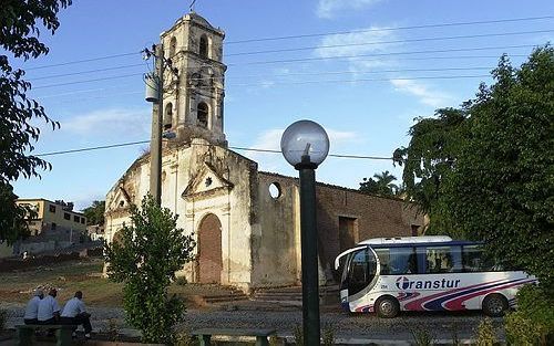 Aan de zuidkant van Cuba ligt de mooie stad Trinidad. Sinds 1988 staat hij op de Werelderfgoedlijst. De keitjes in de straten en de zacht, krijtig gekleurde huisjes brengen terug naar de koloniale tijd. De kathedraal van Trinidad, de Iglesia Santisima, zi