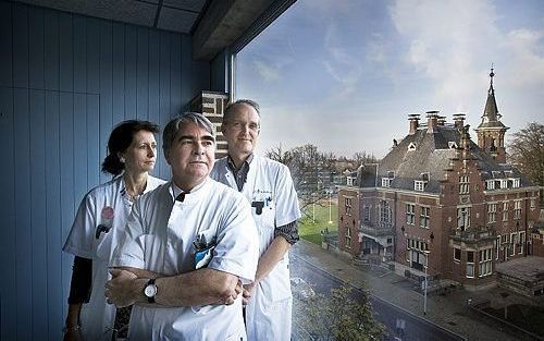 De kennis van het Radboud Universitair Medisch Centrum over bijnierziekten is gebundeld in het Radboud Adrenal Centre. Op de foto v.l.n.r. dr. Hedi Claahsen, prof. Ad Hermus en dr. Jaap Deinum. Foto RD, Henk Visscher