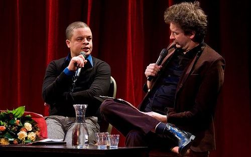 Schrijver Erik Lindner interviewt Alfred Schaffer (l) die op Het Voorwoord van het afgelopen jaar de Jan Campert-prijs kreeg uitgereikt voor zijn poëziebundel Kooi. Foto Flickr