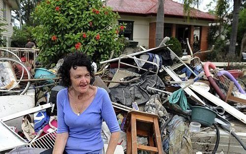 De zwaarste fase van de watersnoodramp in Australië is begonnen: puinruimen. Kerry Stepanoff stond gisteren voor haar vernielde bezittingen in de wijk Rocklea, in Brisbane.  Foto EPA