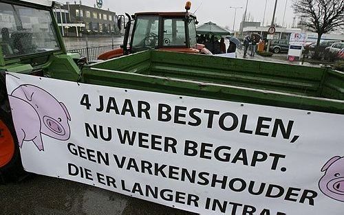 Varkenshouders blokkeerden vandaag door heel Nederland de toegang tot slachterijen uit onvrede over de lage prijzen. Op het spandoek staat: ”4 jaar bestolen, nu weer begapt. Geen varkenshouder die er langer intrapt”. 	Foto RD, Anton Dommerholt