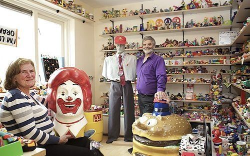 Elke dag speuren Bep (59) Goudriaan en haar man Rob (62) wel even naar artikelen van McDonald’s. Het resultaat? In de Soester woning staan alleen al 5000 Happy Meal-speeltjes. Foto Sjaak Verboom