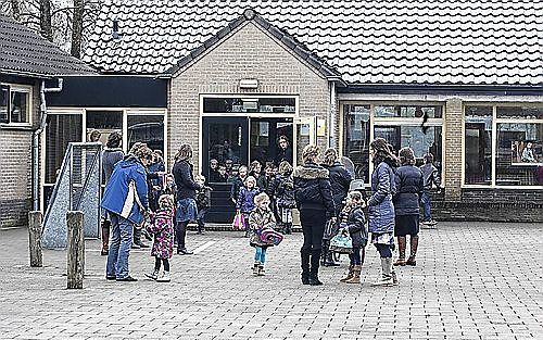 De School met de Bijbel in De Valk voert bewust een open toelatingsbeleid. Ook kinderen uit niet-kerkelijke gezinnen zijn welkom. Het is een van de punten waar ouders van de plaatselijke gereformeerde gemeente over vallen. Zij willen daarom een reformator