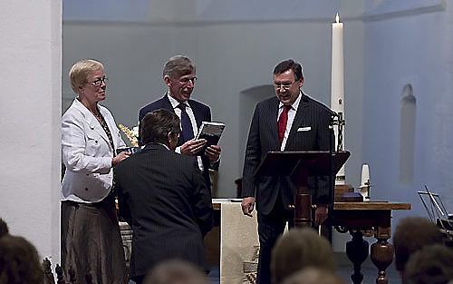 In de Oude Kerk te Ermelo werd gisteravond het boek van drs. W. Dekker ”Marginaal en missionair” gepresenteerd. Dochter ds. M. C. Molenaar-Dekker: „Ik heb tijdens het lezen van het boek zelfs regelmatig gedacht: de situatie van de kerk is nog veel erger d