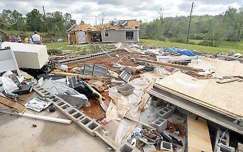 LAGRANGE – Een tornado draaide het huis van ds. Mike Hornsby en zijn vrouw een kwartslag om en verschoof het 40 meter terwijl zij zich in de badkamer bevonden. „Ik voelde Gods hand over ons”, zegt Susan Hornsby. Foto Baptist Press, Sherri Brown