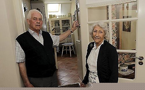 A. Spaan en mevrouw C. Jacobs voor het opkamertje. De Joodse onderduikster gebruikte die als slaapkamer en moest ernaartoe als er onraad was. Foto RD, Anton Dommerholt