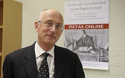 Drs. F. W. Huisman heeft jaren gewerkt aan het opzetten van een digitaal overzicht van alle boeken uit de puriteinse vroomheidsliteratuur. Dinsdag gaat de site online. Foto RD