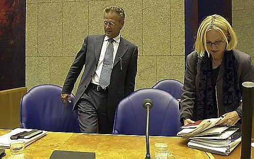 De Kamerleden Van Dijke (RPF) en Bussemaker (PvdA) in 2001 bij de verdediging van hun gezamenlijke wetsvoorstel over zondagsarbeid. Foto Jos van Leeuwen