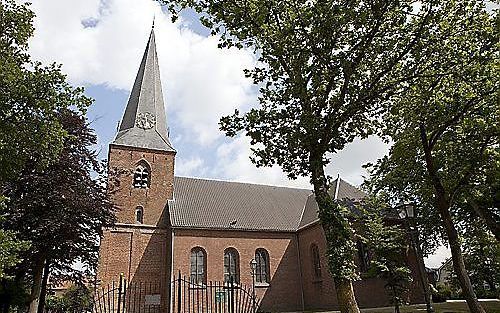 In de hervormde Dorpskerk in Woudenberg houdt ds. K. J. Kaptein uit Lunteren dinsdagavond de tweede lezing voor de Appèlgroep Klassiek Gereformeerd Belijden Woudenberg. Foto RD, André Dorst