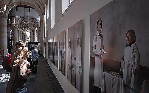 De Grote Kerk dient als expositieruimte voor het beste wat Nederland op het gebied van portretfotografie te bieden heeft.  Foto Wessel van Binsbergen